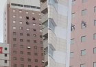 Trabalhadores pendurados em hotel não viram alerta de chefes sobre ventania: 'Susto"