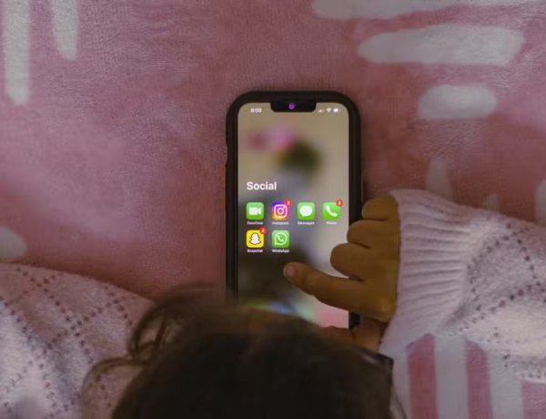 Reino Unido planeja 'toque de recolher digital' para tirar jovens das redes sociais durante a madrugada